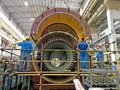 上海发电机厂首台300MVar双水内冷调相机机座拼装完成