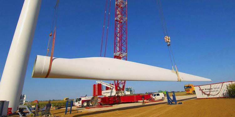 工厂内安装巨型风力发电机,供应工厂用电,这是很难见到的